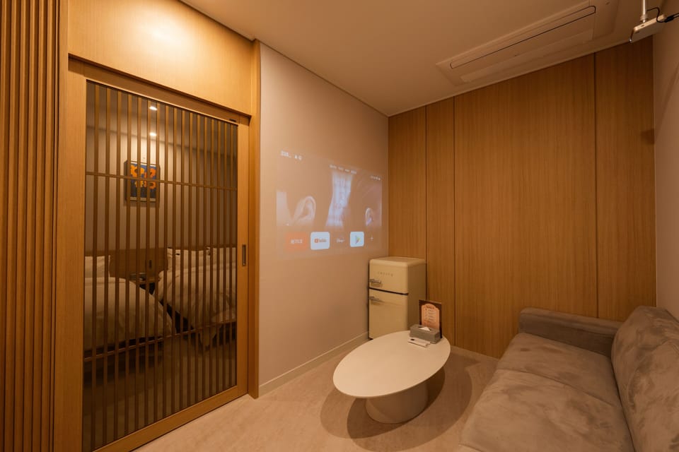 Suite | Desk, free WiFi