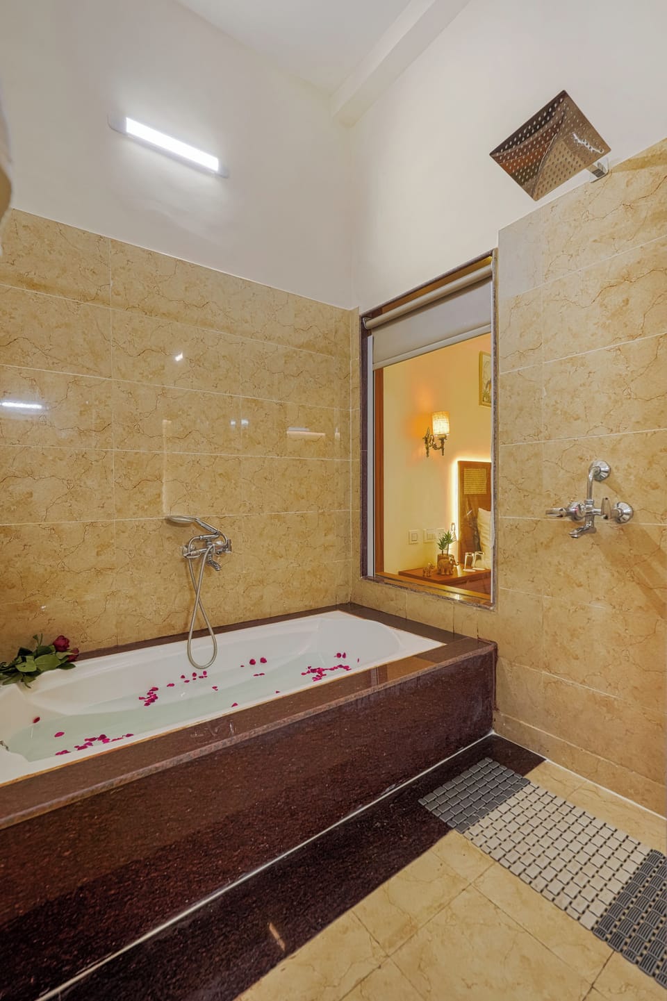 Executive Room | Bathroom | Free toiletries, towels, soap, shampoo
