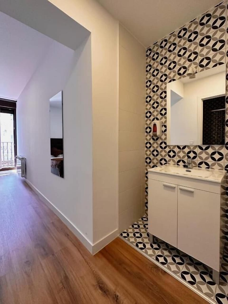 Deluxe Double Room, Balcony, City View | Interior