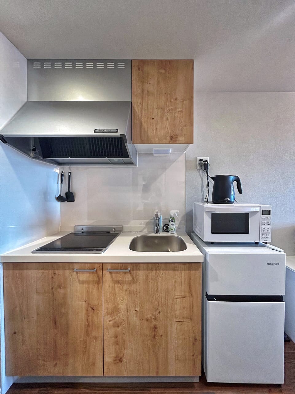 Comfort Twin Room, Balcony, City View | Private kitchen | Fridge, microwave, stovetop, cookware/dishes/utensils