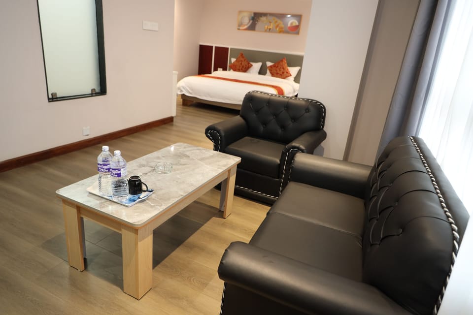 Suite | Desk, laptop workspace, soundproofing