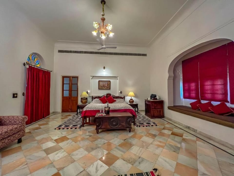Deluxe Suite, Balcony, Courtyard View | Interior