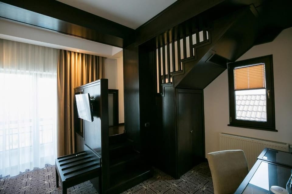 Suite, Balcony, Mountain View | Interior
