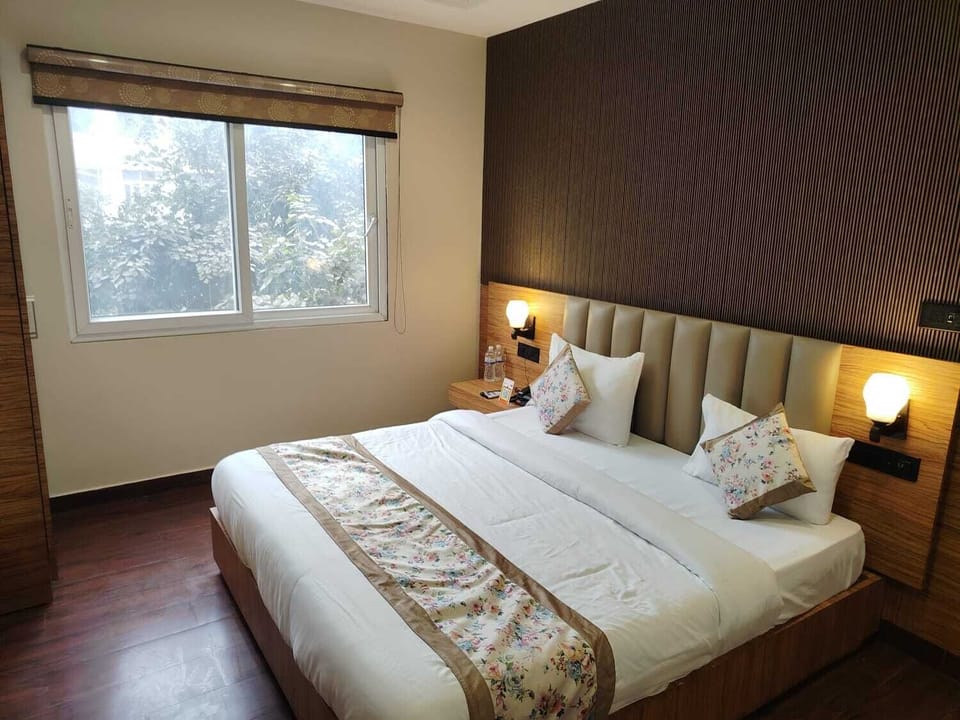 In-room safe, laptop workspace, blackout drapes, soundproofing