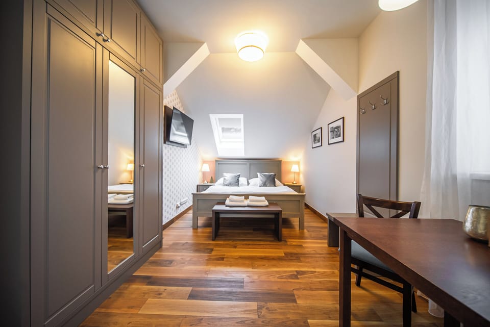 Deluxe Suite | Blackout drapes, free WiFi, bed sheets