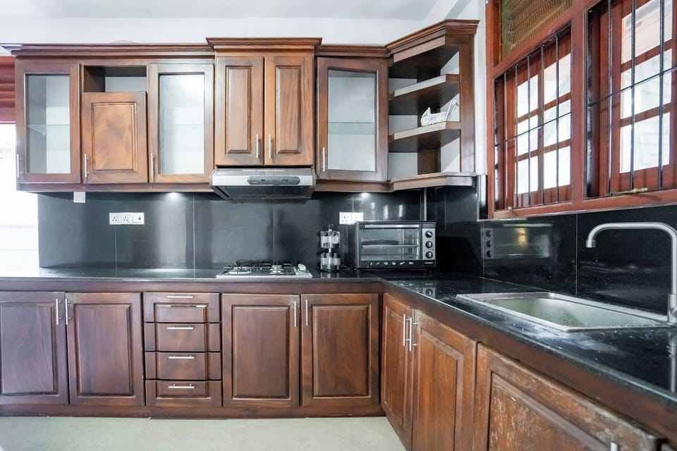 Deluxe Villa, 4 Bedrooms | Shared kitchen | Fridge, oven, stovetop