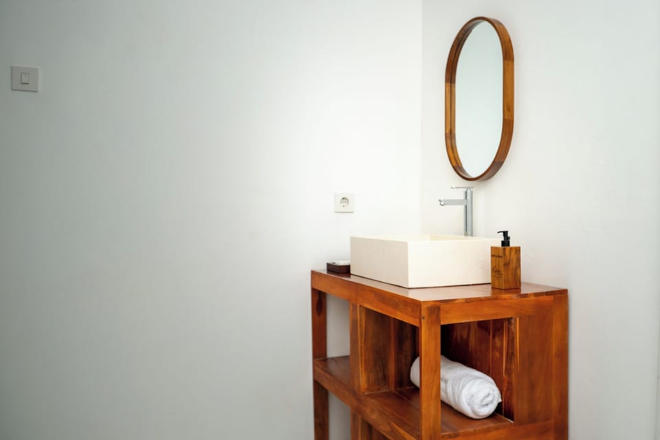 Deluxe Double Room | Bathroom | Shower, free toiletries, towels, soap
