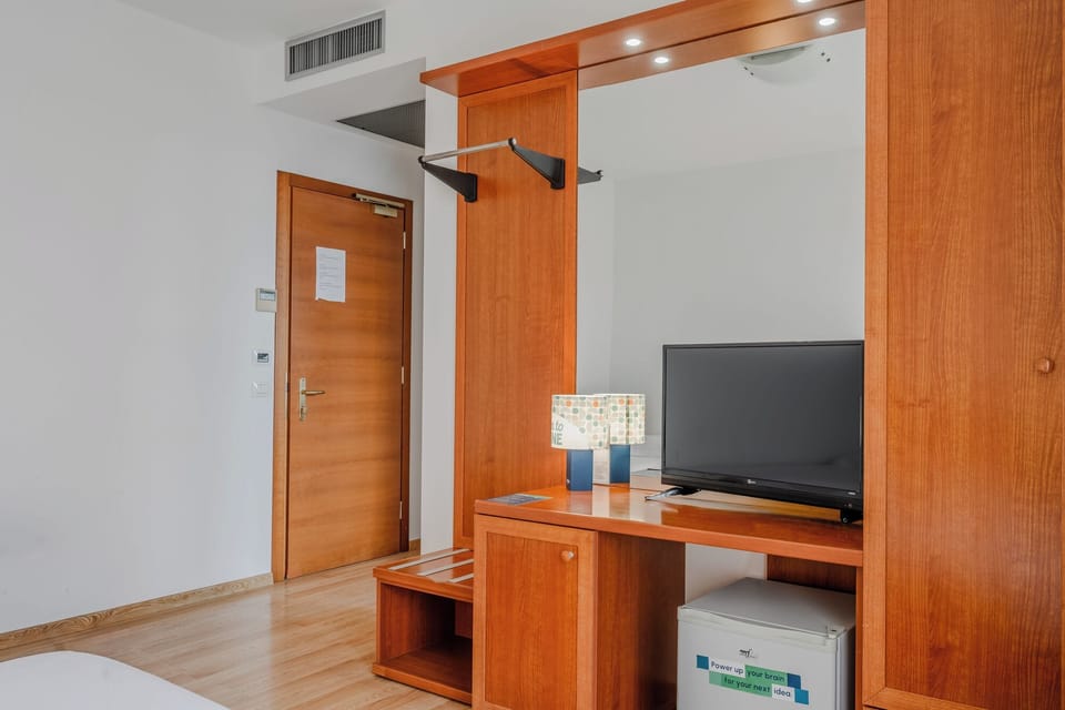 Superior Triple Room | In-room safe, desk, WiFi (free), bed sheets