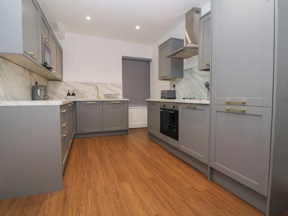 Cottage | Private kitchen | Dishwasher, cookware/dishes/utensils