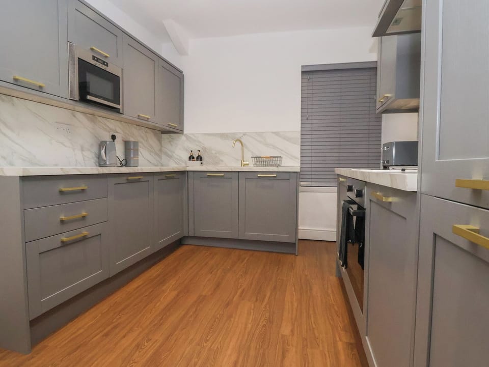 Cottage | Private kitchen | Dishwasher, cookware/dishes/utensils