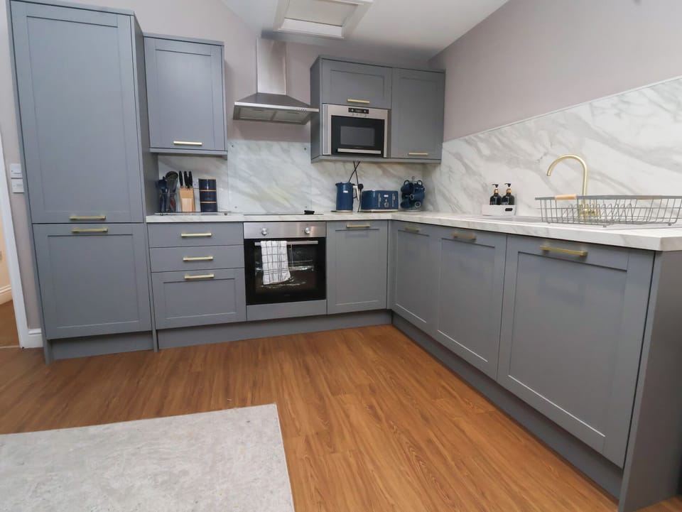 Cottage | Private kitchen | Dishwasher, cookware/dishes/utensils