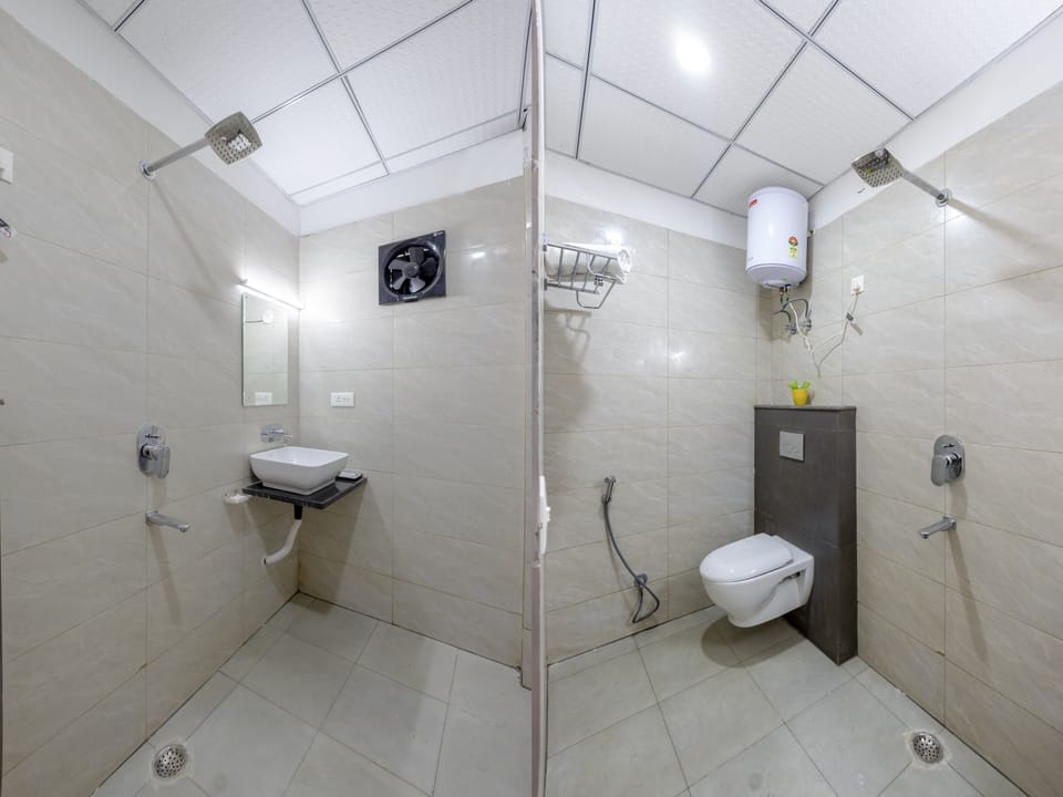 Deluxe Double Room, City View | Bathroom | Combined shower/tub, free toiletries, towels, soap