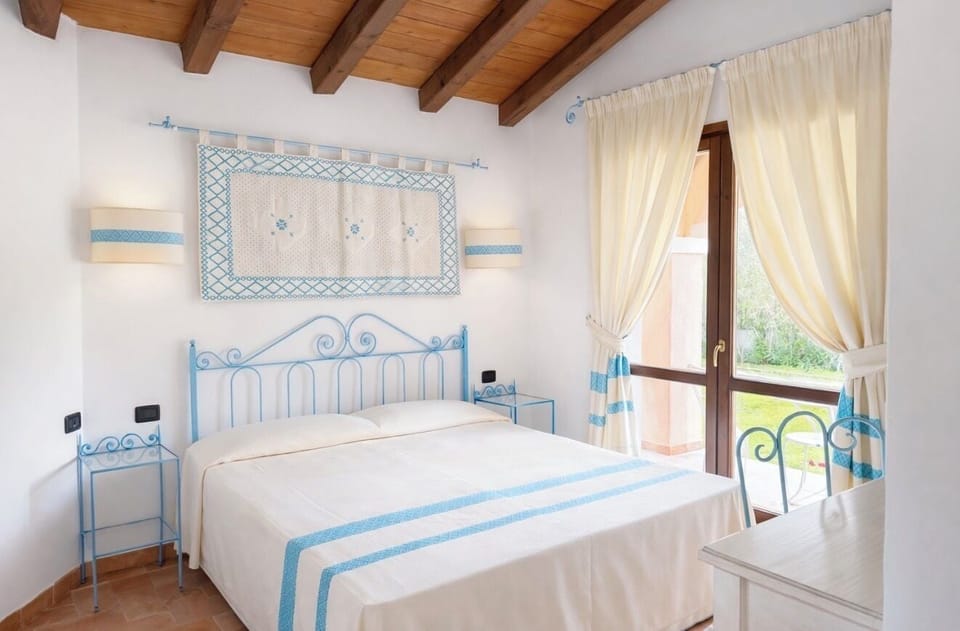 In-room safe, bed sheets