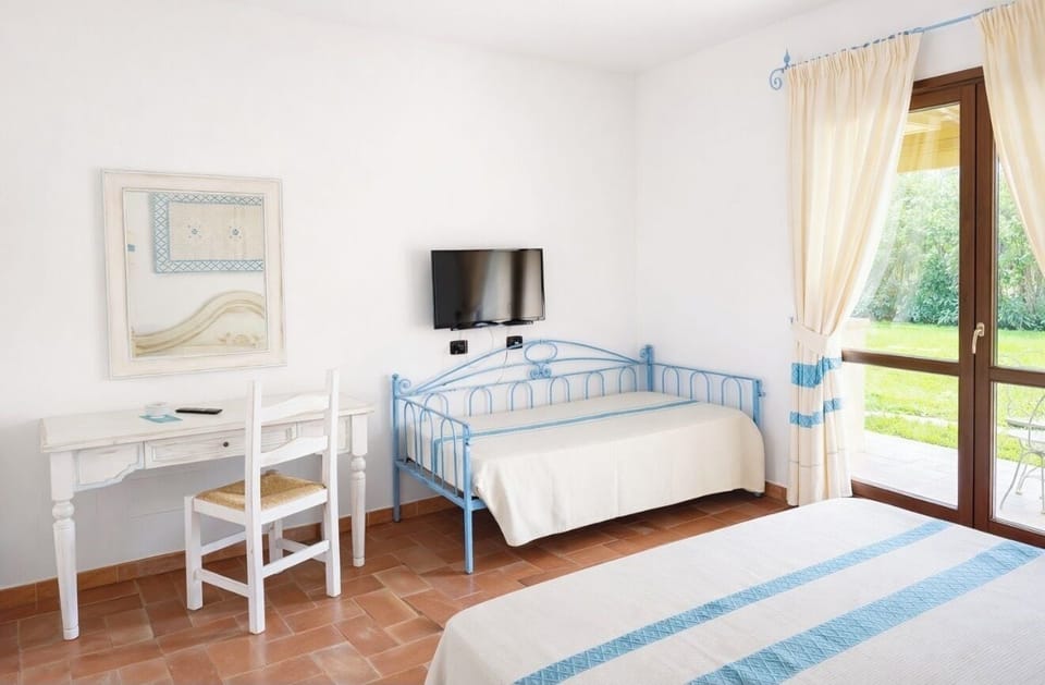 Comfort Double Room | In-room safe, bed sheets