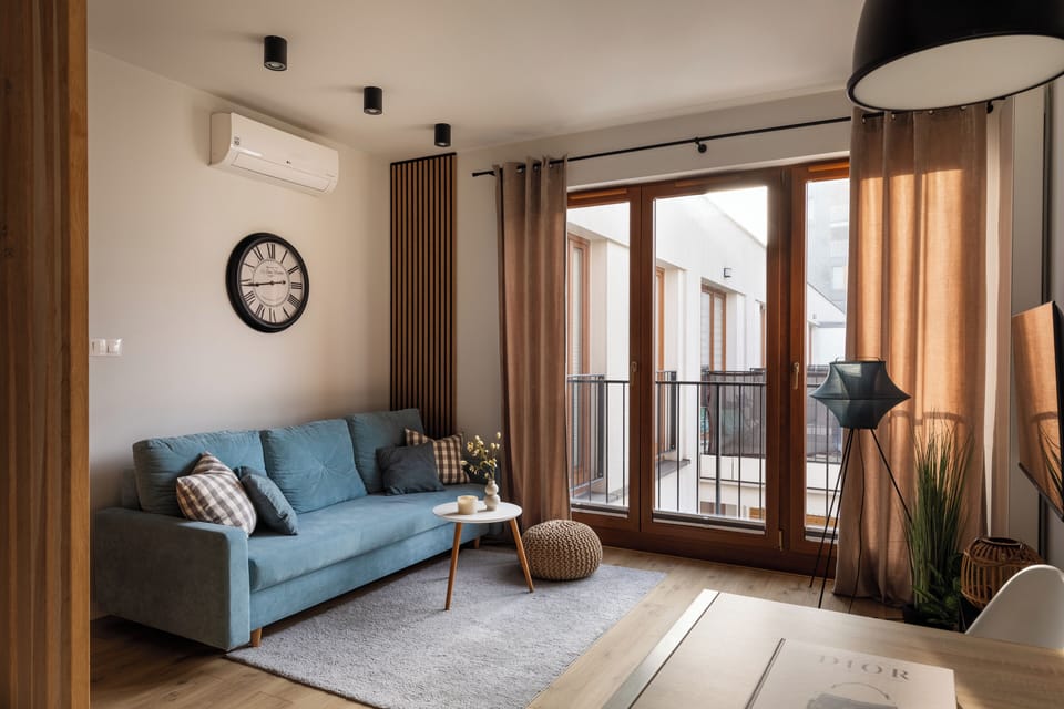Deluxe Studio Suite, Air conditioning | Living area | Flat-screen TV