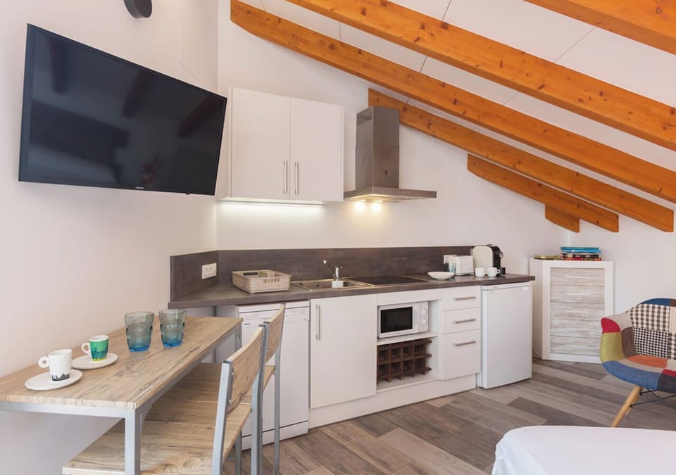 Standard Apartment, City View | Private kitchen