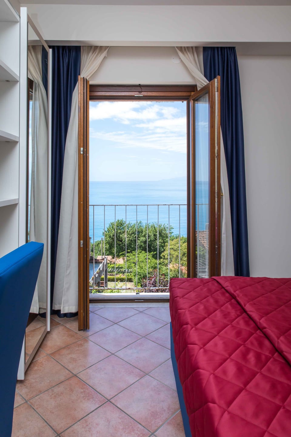 Classic Double Room, Sea View | Minibar, in-room safe, desk, bed sheets