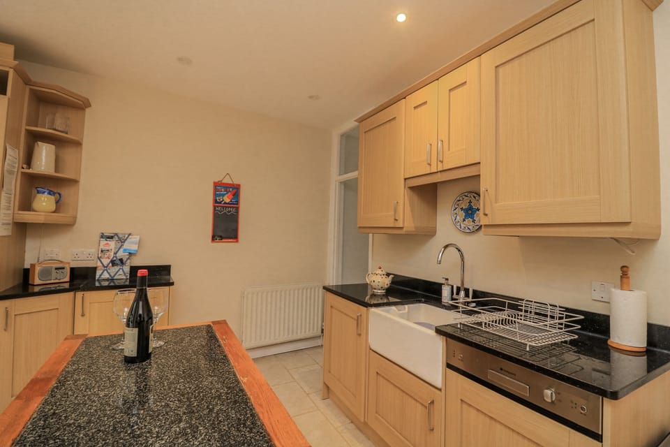 Fridge, microwave, dishwasher, cookware/dishes/utensils
