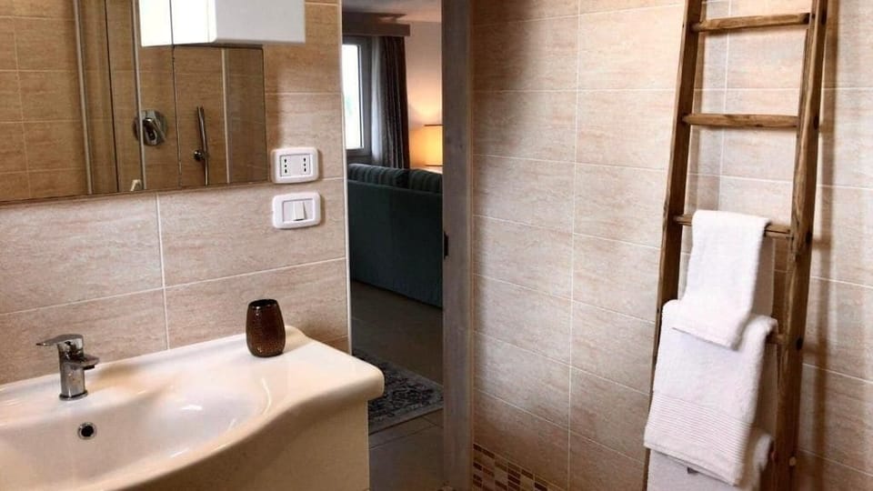 Luxury Cottage, Garden View | Bathroom | Slippers