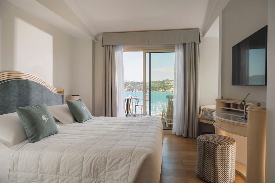 Deluxe Double Room, Balcony, Sea View | Minibar, in-room safe, desk, laptop workspace