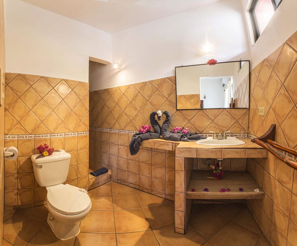 Room, City View (#9) | Bathroom | Shower, rainfall showerhead, free toiletries, hair dryer