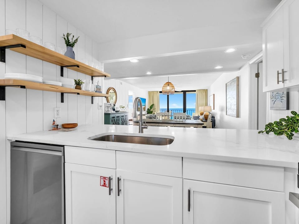 Condo, Multiple Beds (Edgewater Tower 3-1003) | Private kitchen