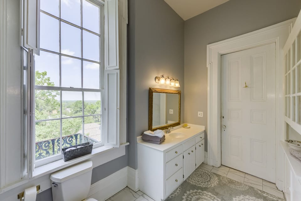 Duff Green Suite | Bathroom | Free toiletries, towels