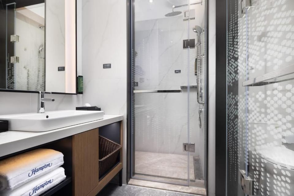 Comfort Double Room | Bathroom | Shower, hair dryer, towels, shampoo