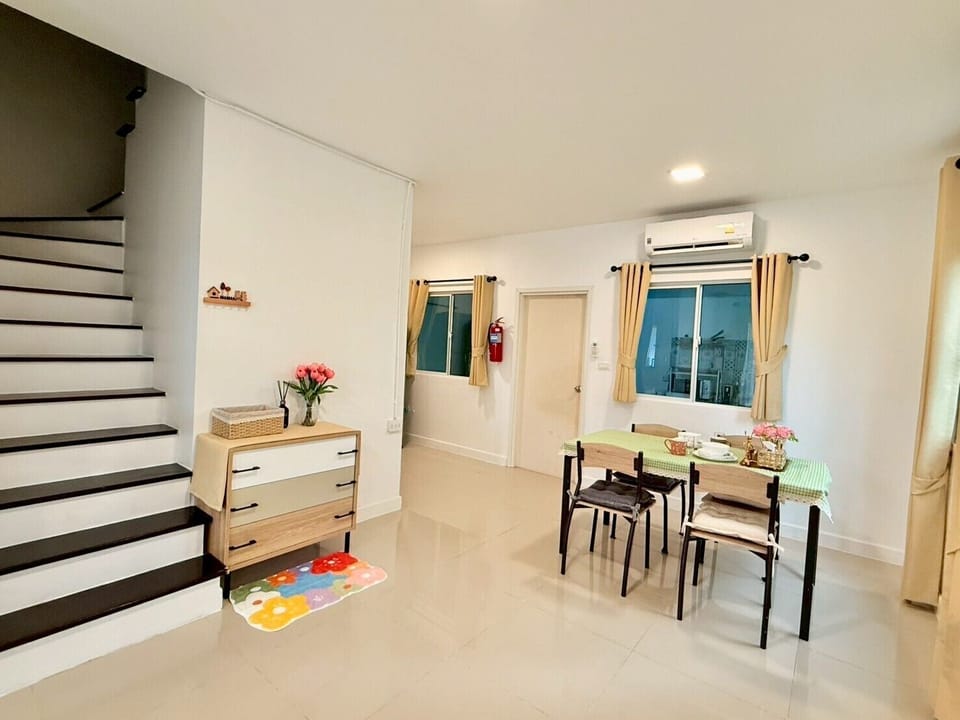 Townhome | Living area