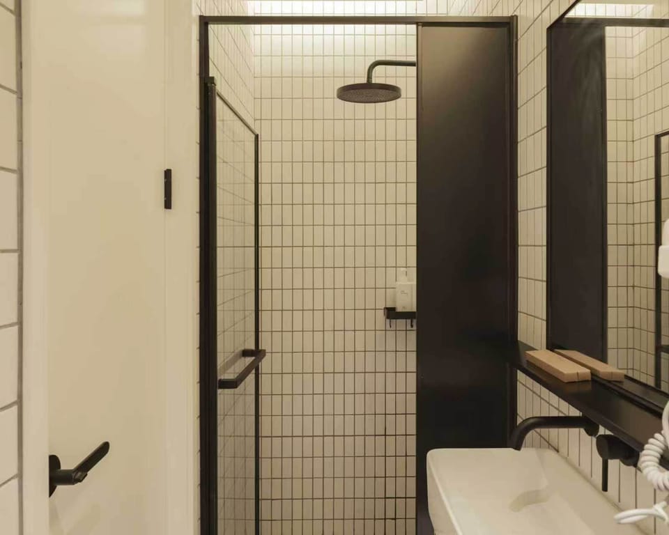Shower, rainfall showerhead, free toiletries, hair dryer