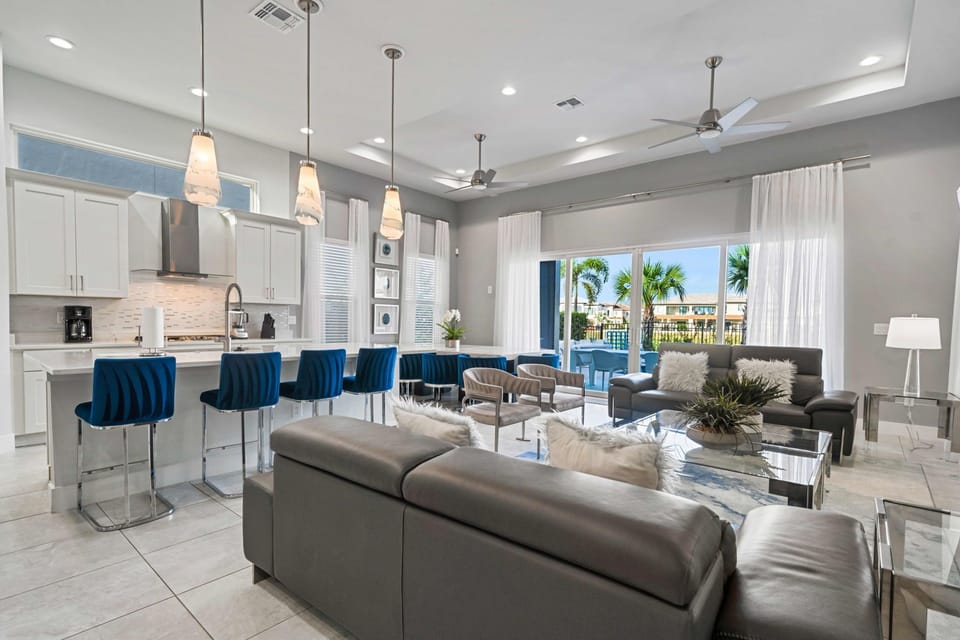 House (6 Bedrooms) | Interior
