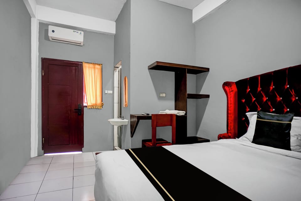 Deluxe Double Room | Desk, bed sheets