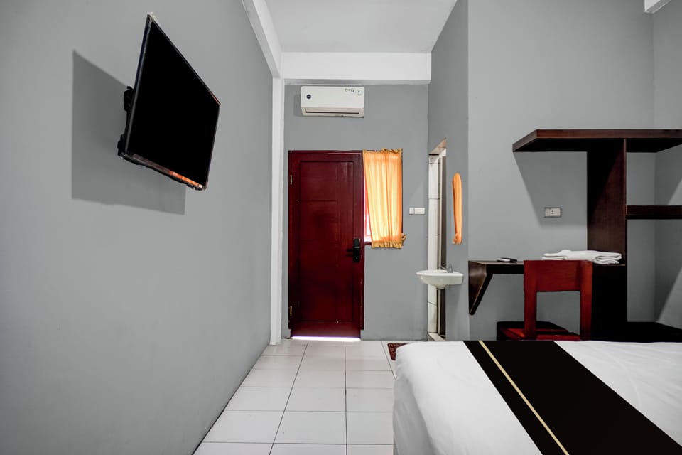 Deluxe Double Room | Desk, bed sheets