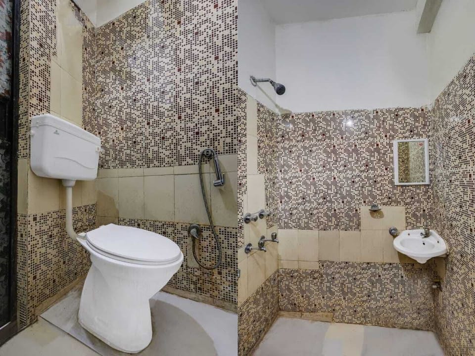 Deluxe Double Room, Balcony | Bathroom | Shower, towels, soap, toilet paper