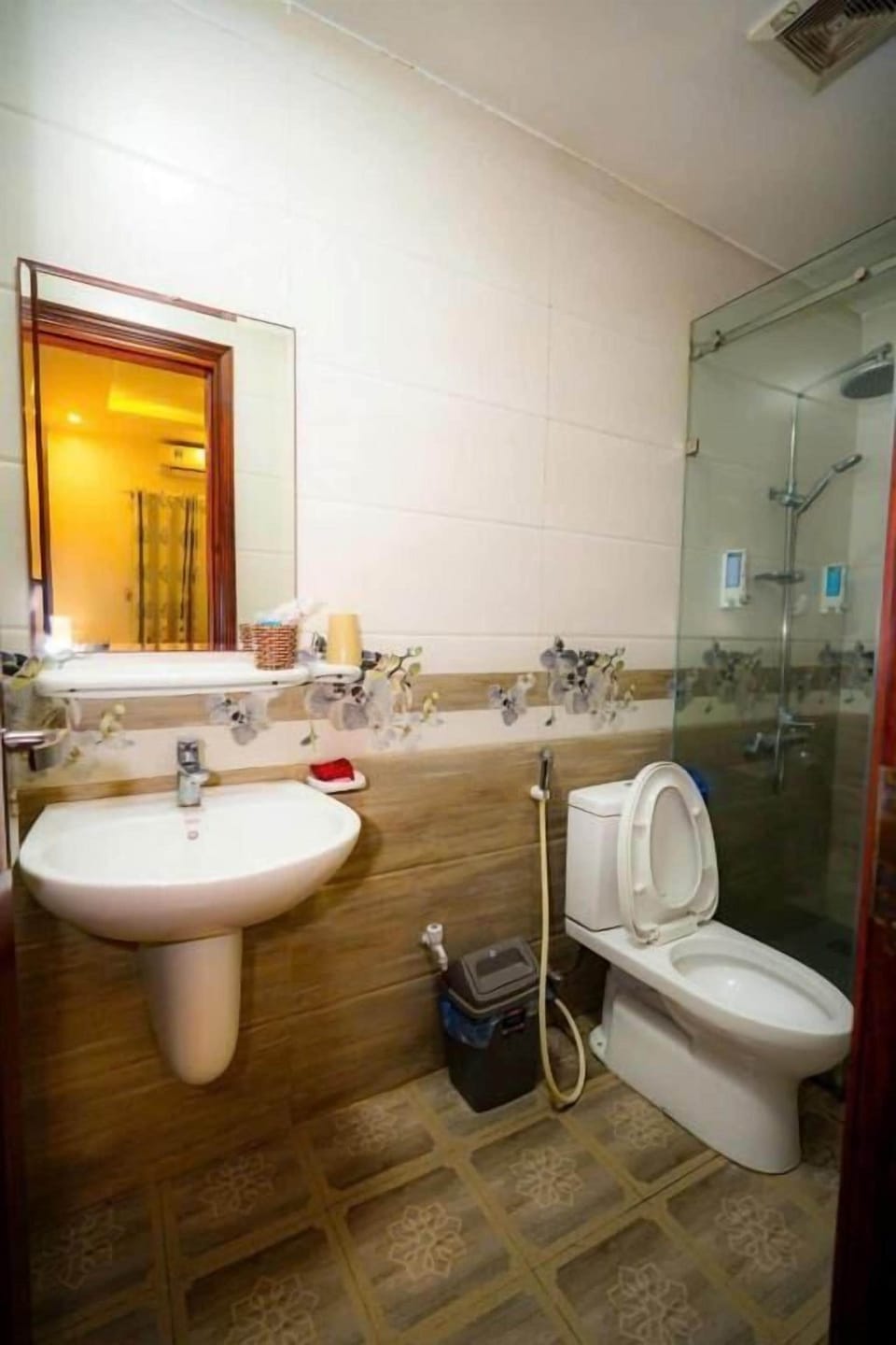 Slippers, bidet