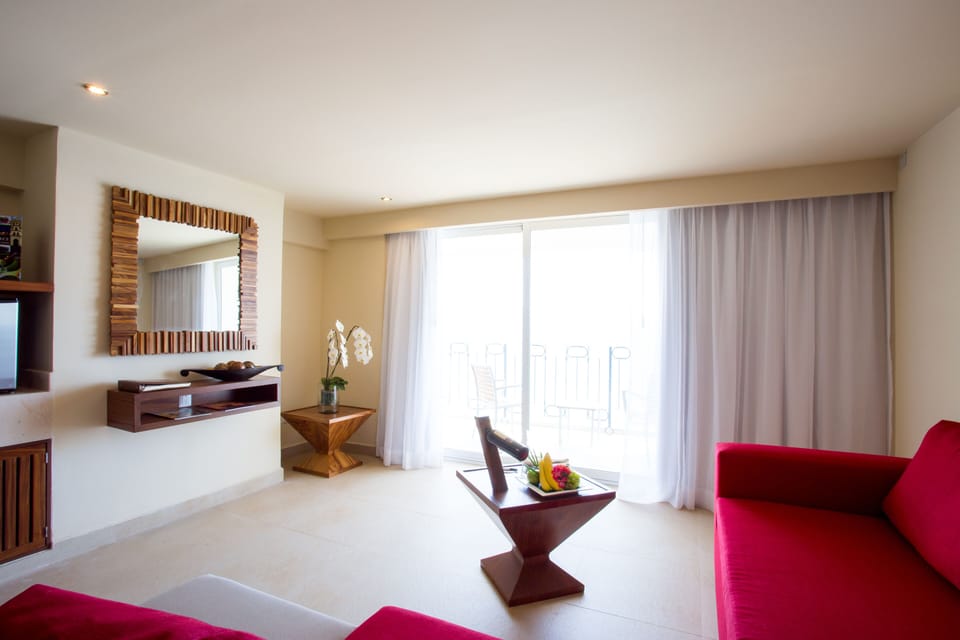 Deluxe Junior Suite Bay View King | In-room safe, iron/ironing board, free WiFi, bed sheets