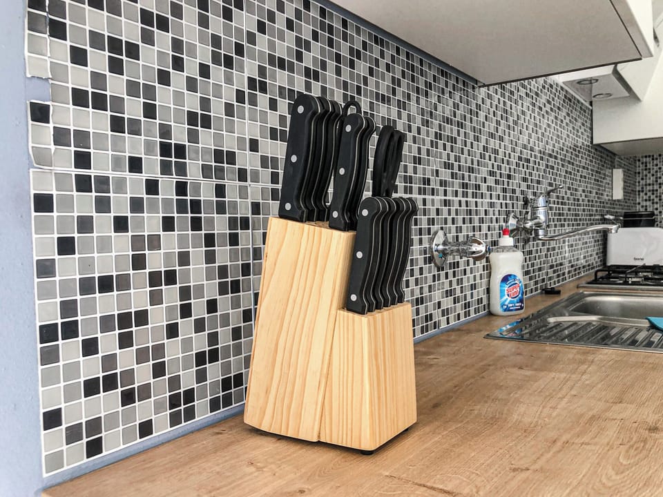 Basic Apartment | Private kitchen | Mini-fridge, oven, stovetop, cookware/dishes/utensils