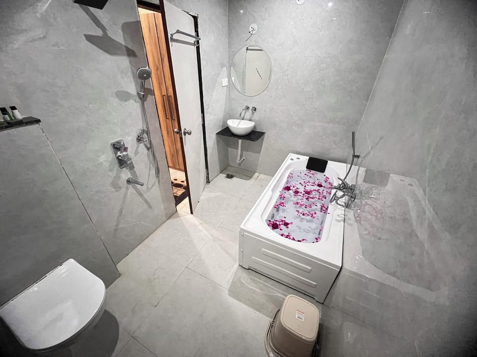 Jacuzzi Suite | Deep soaking bathtub