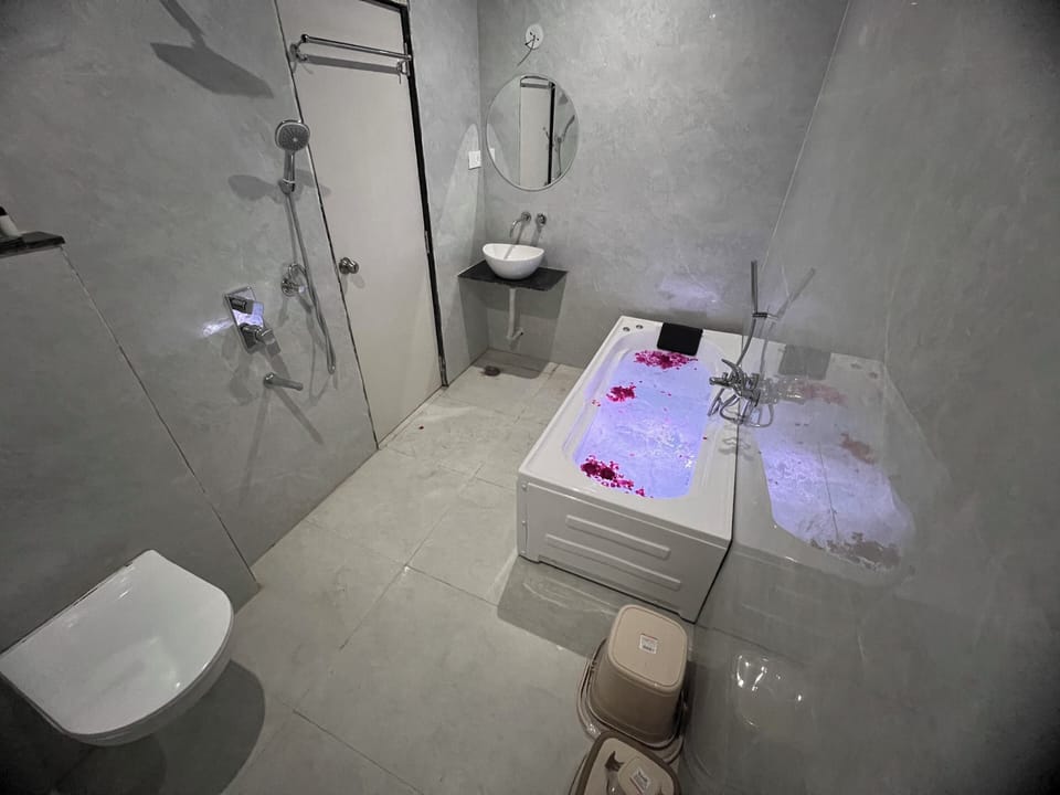 Jacuzzi Suite | Deep soaking bathtub