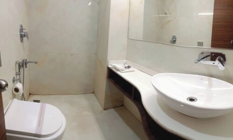 Deluxe Room, City View | Bathroom | Shower, towels, soap