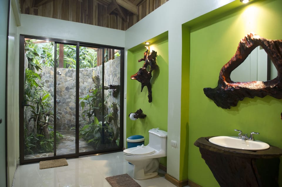 Standard Bungalow, 1 Double Bed, Jetted Tub, Mountain View | Bathroom | Shower, towels