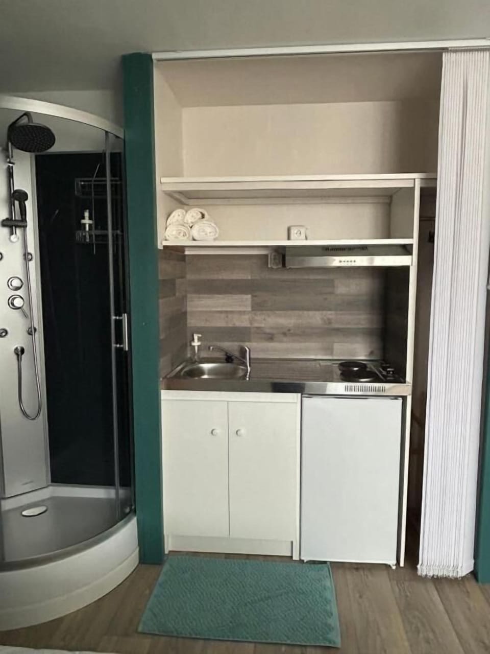 Double room with shower and kitchenette | Bathroom