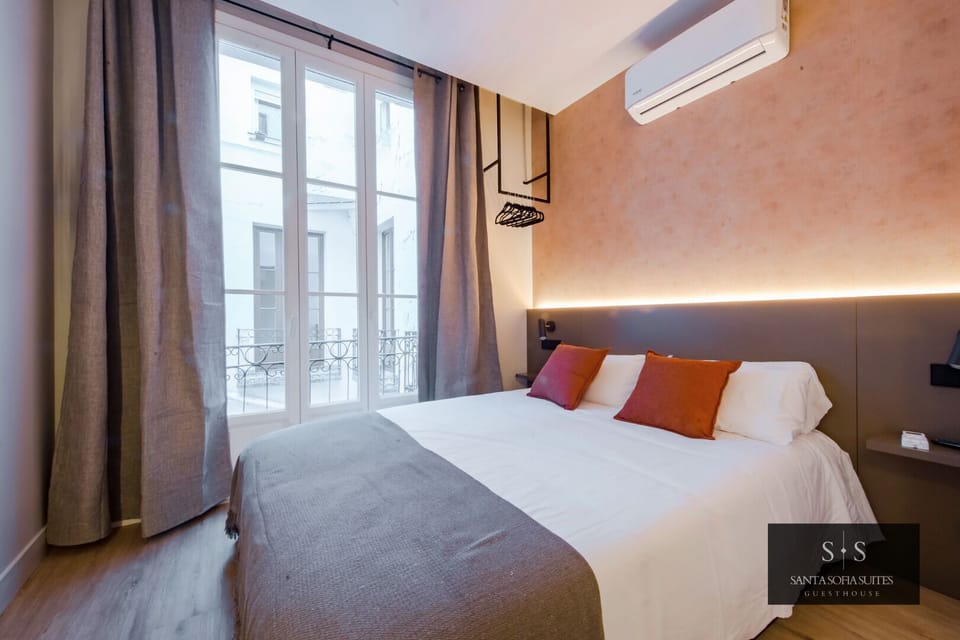 Superior Double Room, Balcony, Courtyard View | Free WiFi, bed sheets