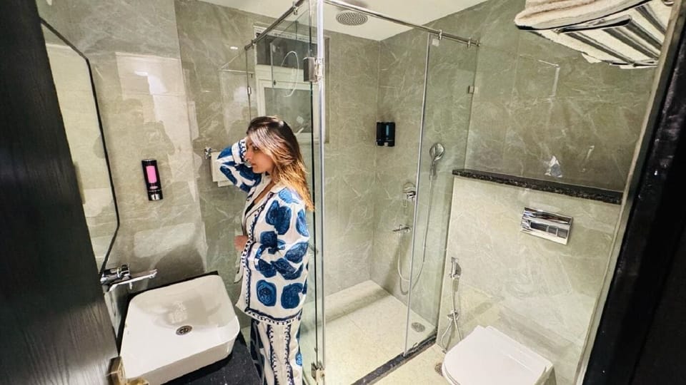 Deluxe Double Room | Bathroom | Towels, soap, shampoo