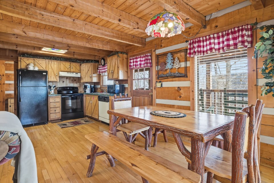 Cabin, 2 Bedrooms | Dining