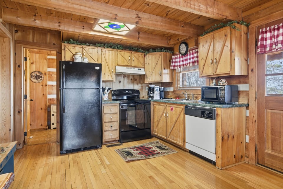 Cabin, 2 Bedrooms | Private kitchen | Fridge, oven, coffee/tea maker, toaster