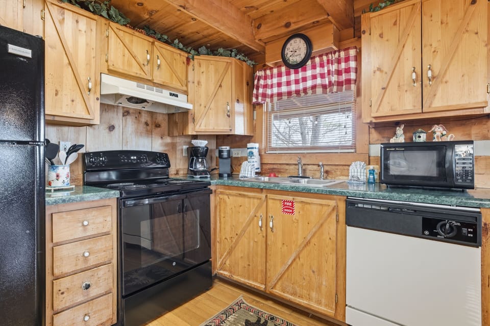 Cabin, 2 Bedrooms | Private kitchen | Fridge, oven, coffee/tea maker, toaster