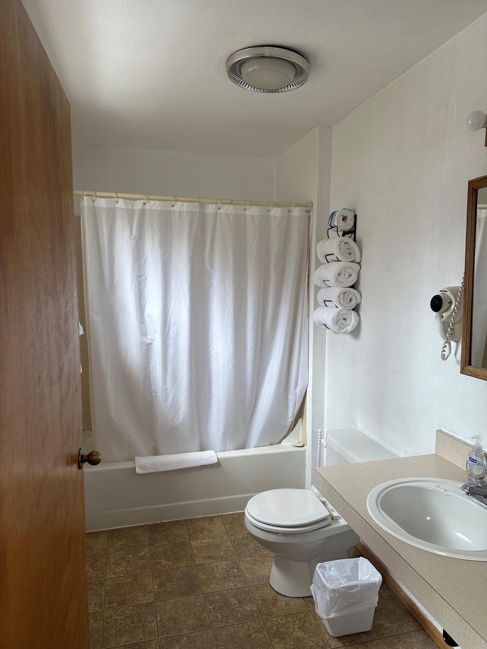Standard Room, 2 Double Beds | Bathroom | Combined shower/tub, hair dryer