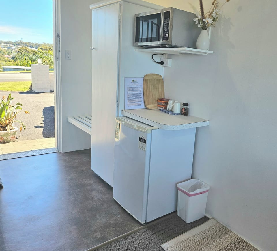 Superior Room, Balcony, Sea View | Private kitchen | Fridge, microwave, electric kettle, toaster