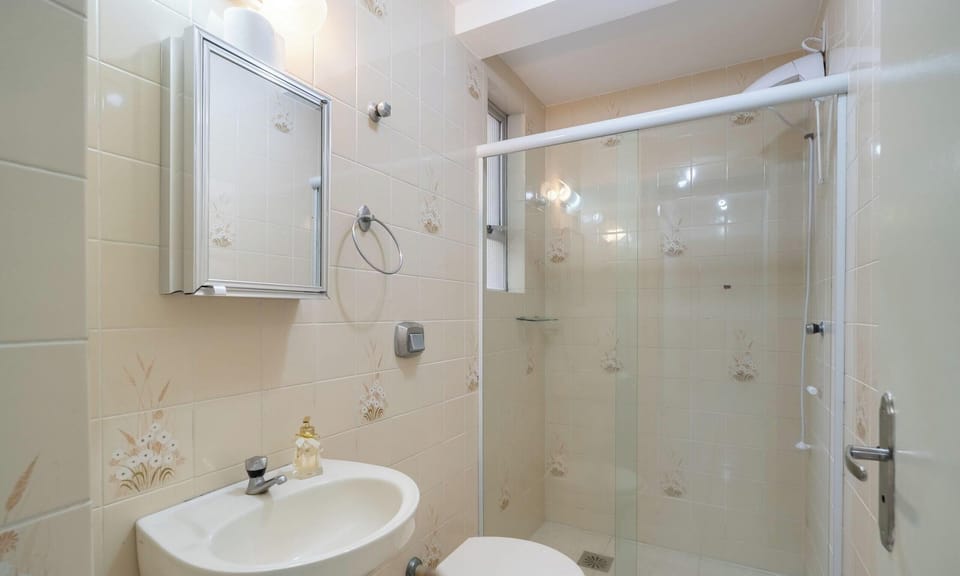Basic Apartment | Bathroom